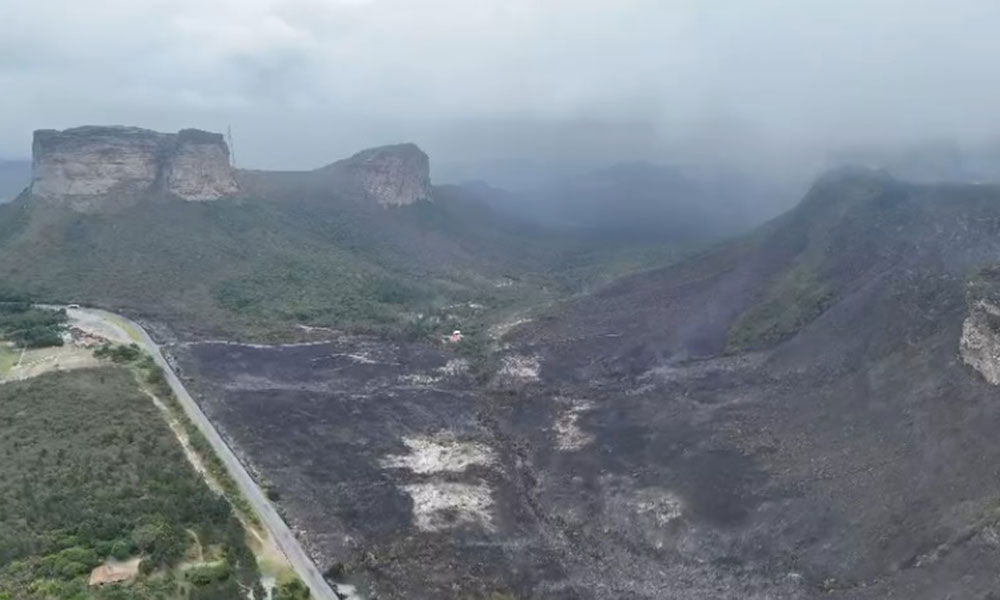 Bombeiros controlam incêndio no Morro do Pai Inácio, na Chapada Diamantina