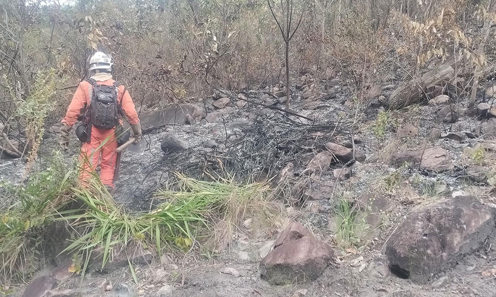 Bombeiros militares combatem incêndios florestais com apoio de aeronave em Lençóis