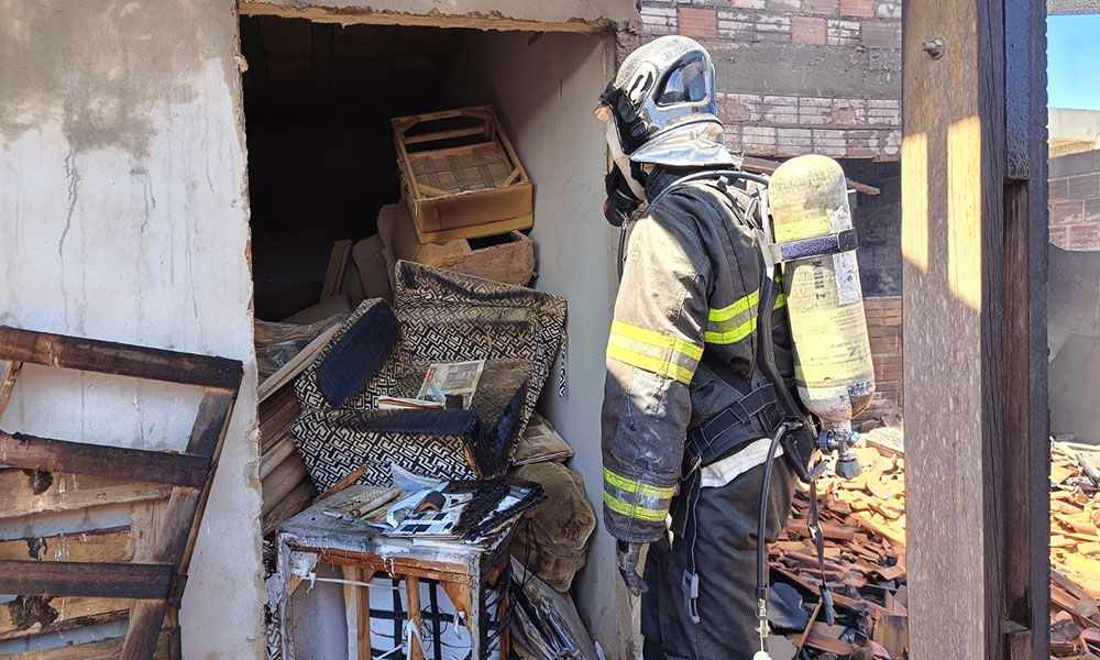 Bombeiros resgatam vítima de incêndio residencial em Vitória da Conquista