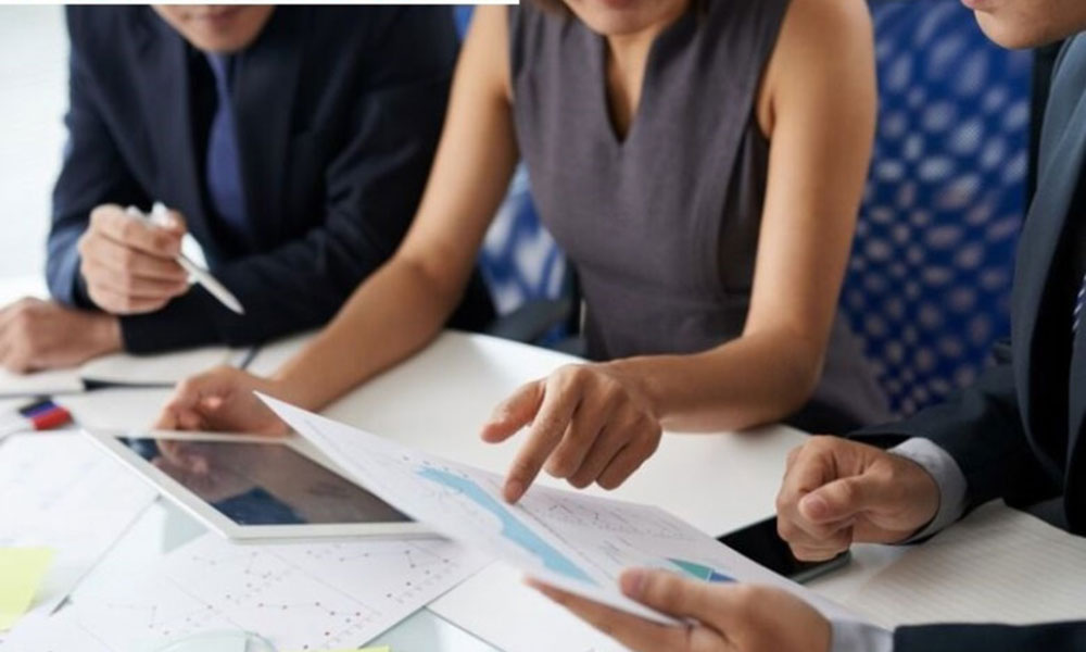 Mulheres ganham 20,7% menos que homens em empresas com mais de 100 funcionários, aponta relatório