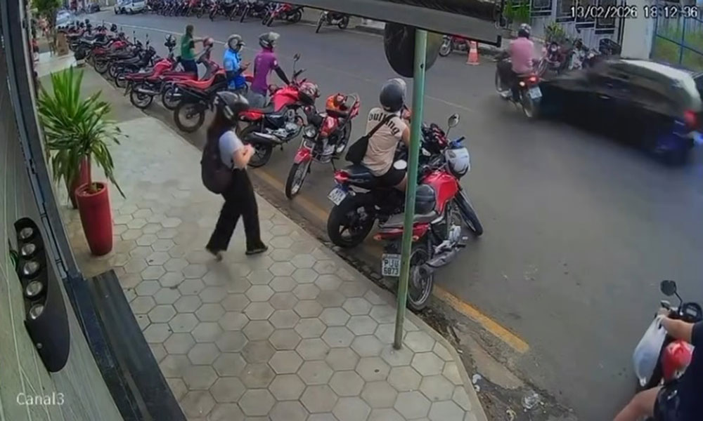 Acidente entre moto e carro é registrado por câmeras em avenida de Livramento de Nossa Senhora