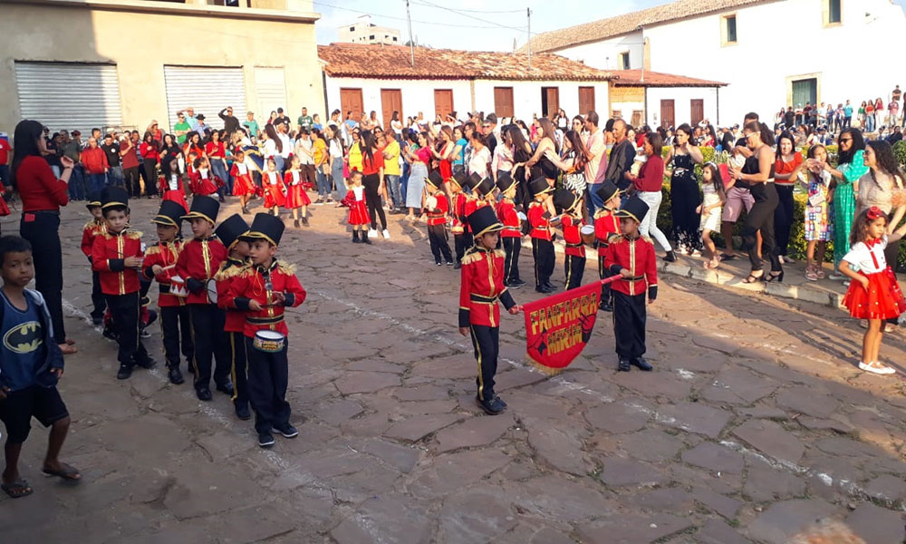 Desfile Cívico de 7 de setembro encanta moradores de Mato Grosso, em Rio de Contas