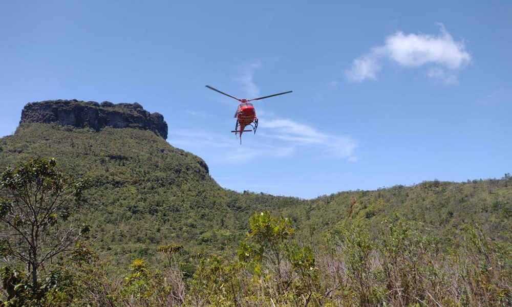 Helicóptero dos bombeiros resgata turista vítima de acidente em trilha na Chapada Diamantina 