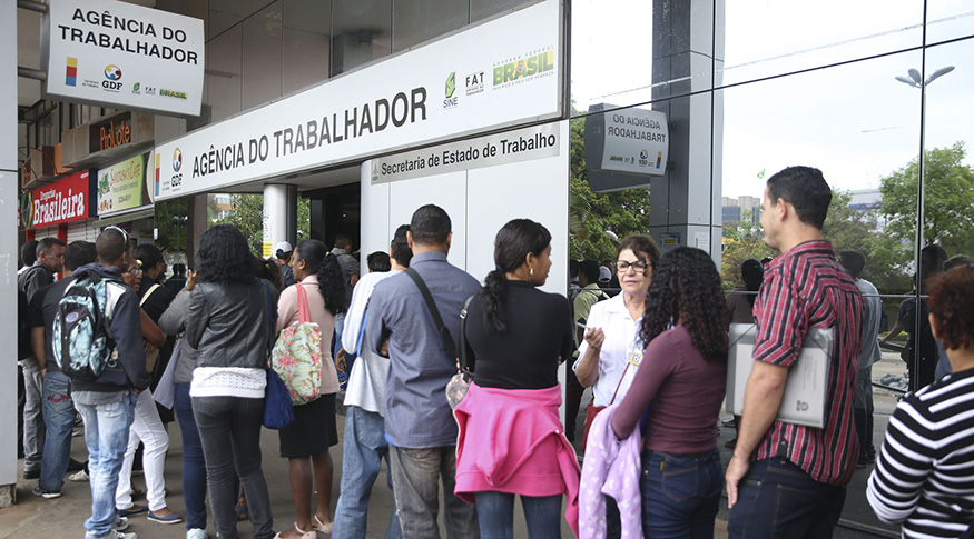 Taxa de desocupação sobe para 7,9% e população ocupada tem redução de 0,8%, diz IBGE