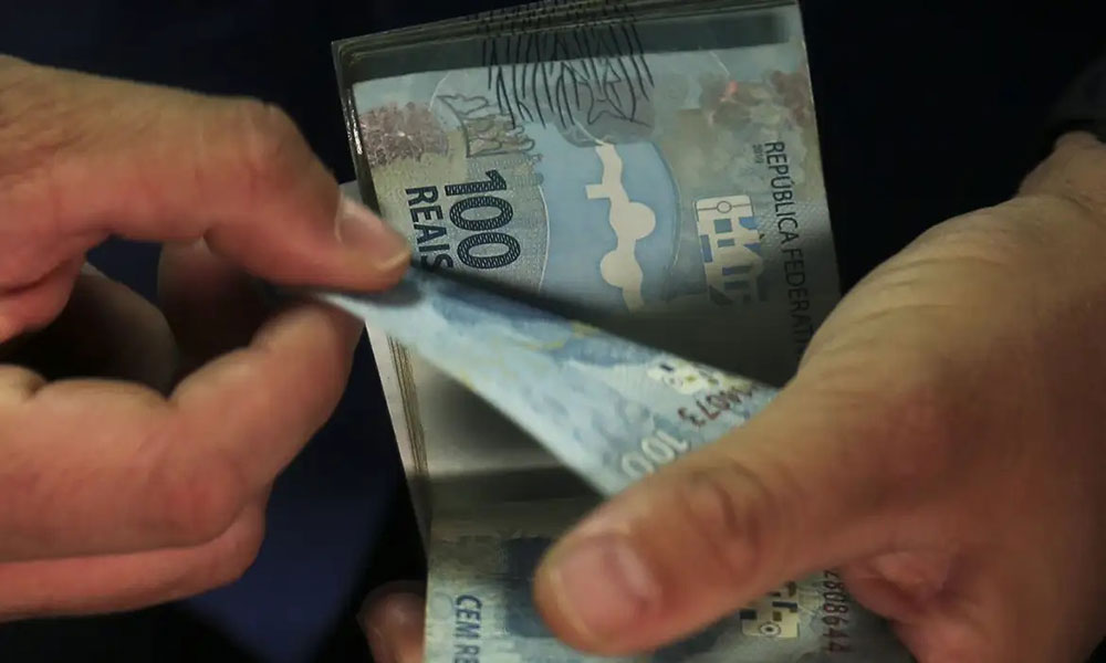 Caixa começa a pagar na próxima segunda-feira (17) abono salarial à trabalhadores nascidos em julho e agosto