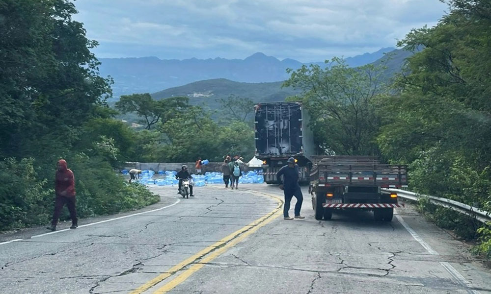 Caminhão sai da pista após perder controle em curva da BA-148, entre Livramento e Rio de Contas