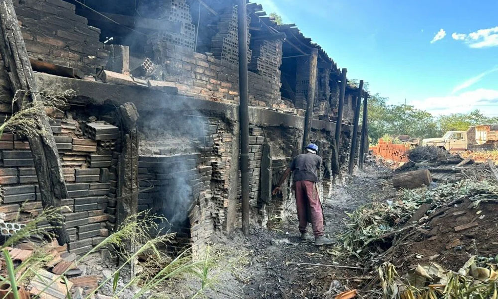 Fiscalização Preventiva Integrada interdita fábrica de cerâmica e açougue em Bom Jesus da Lapa